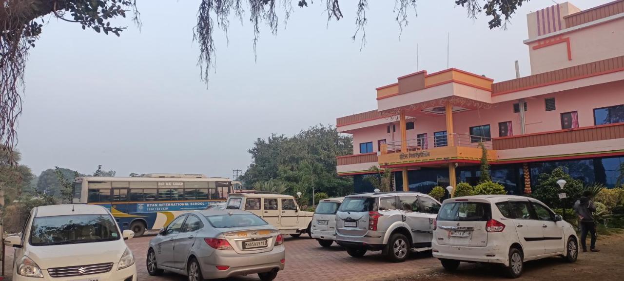 Hotel Nisarg Lodging And Restaurant 奥兰加巴德 外观 照片