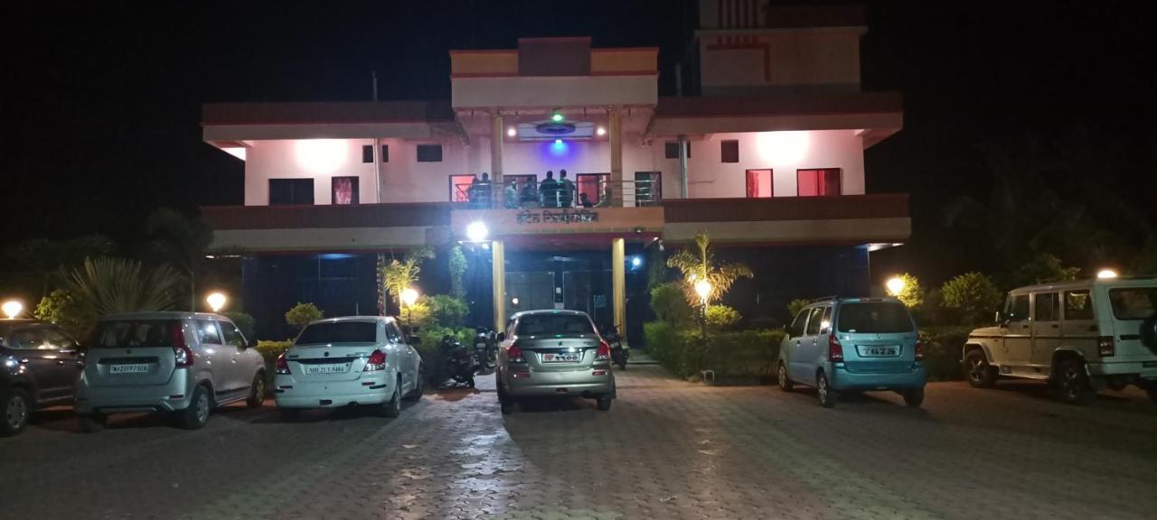 Hotel Nisarg Lodging And Restaurant 奥兰加巴德 外观 照片
