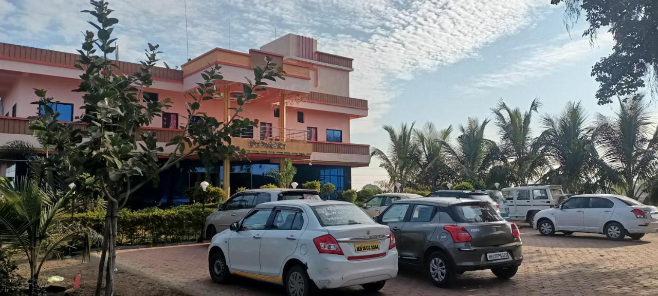 Hotel Nisarg Lodging And Restaurant 奥兰加巴德 外观 照片