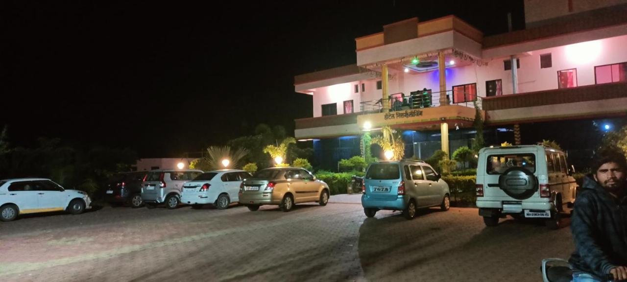 Hotel Nisarg Lodging And Restaurant 奥兰加巴德 外观 照片