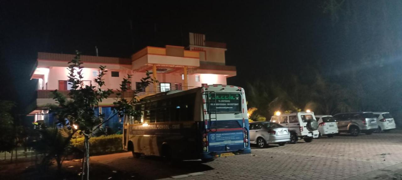 Hotel Nisarg Lodging And Restaurant 奥兰加巴德 外观 照片