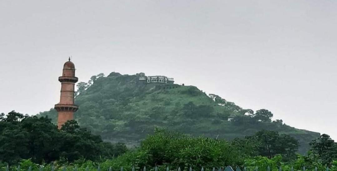 Hotel Nisarg Lodging And Restaurant 奥兰加巴德 外观 照片