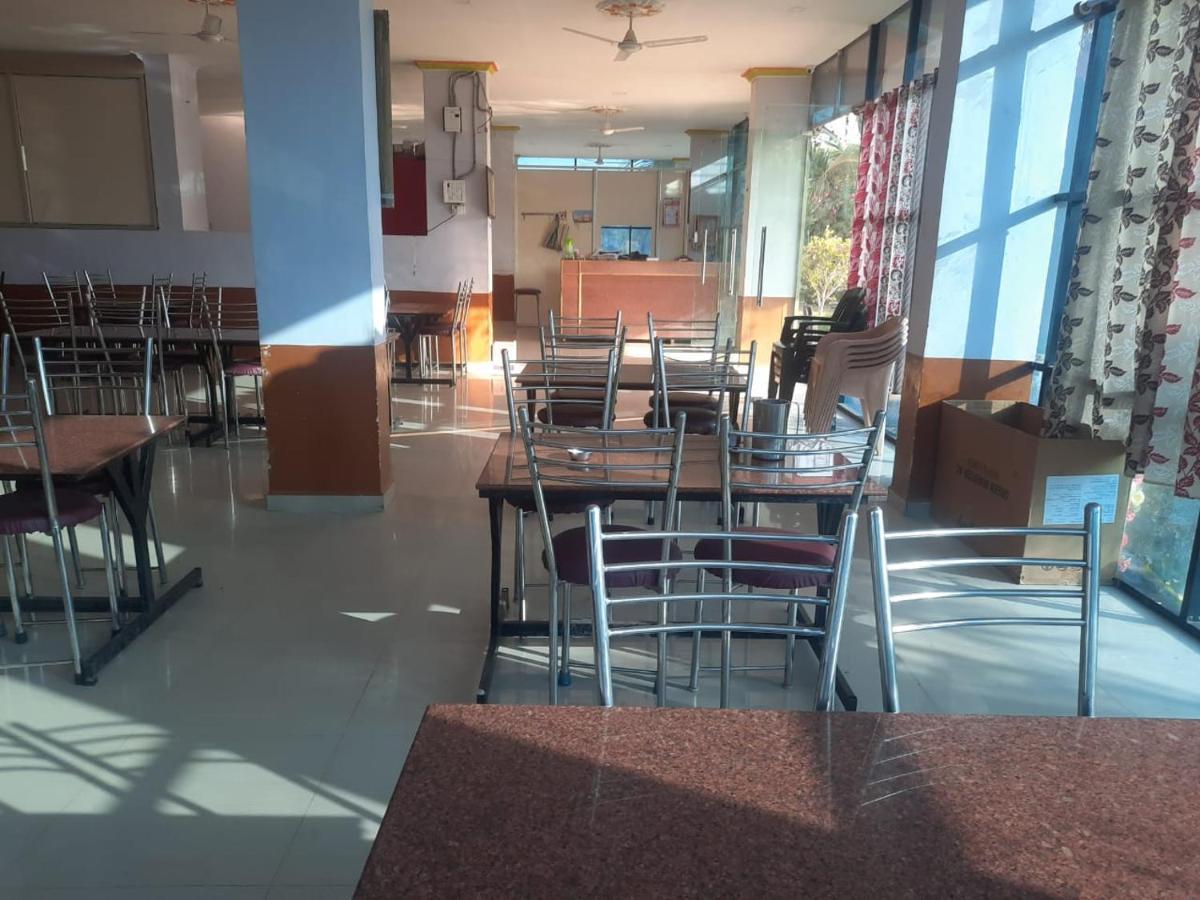 Hotel Nisarg Lodging And Restaurant 奥兰加巴德 外观 照片